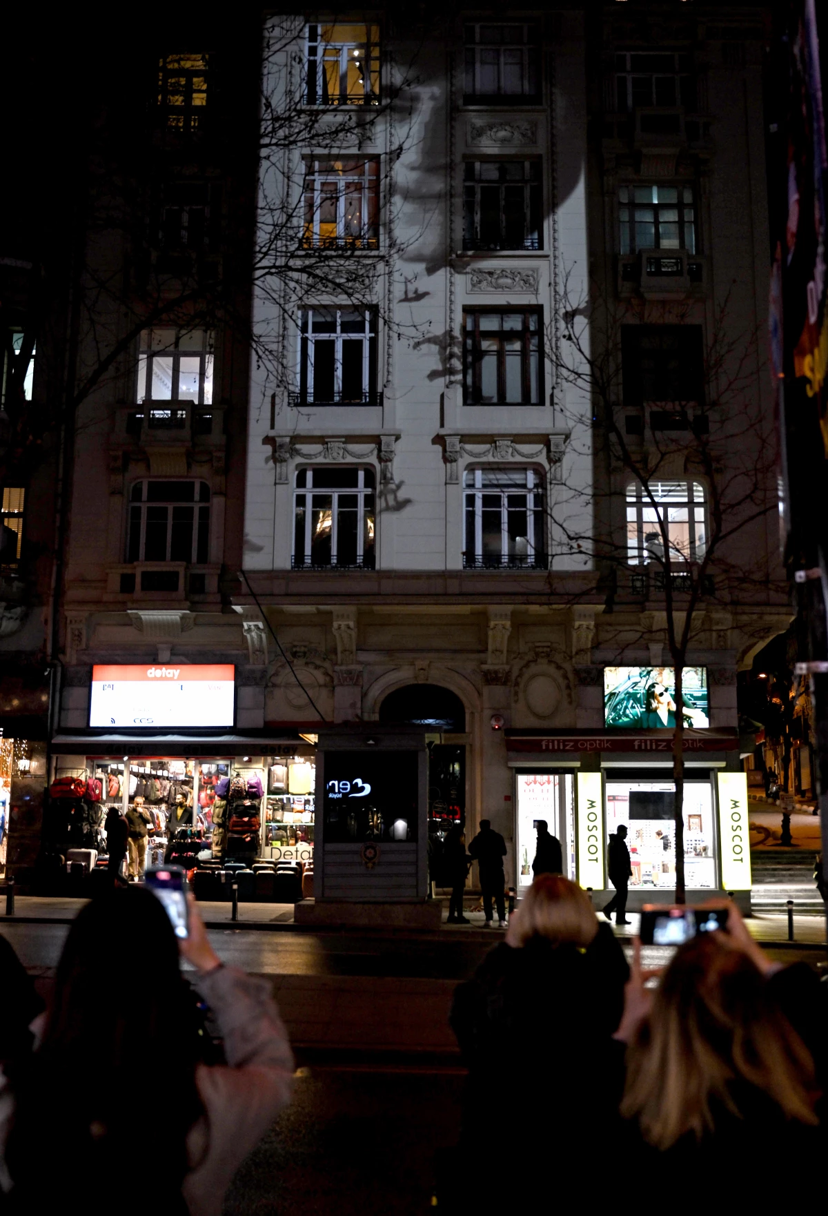Hrant Dink\'in silüeti eski Agos gazetesi binasına yansıtıldı