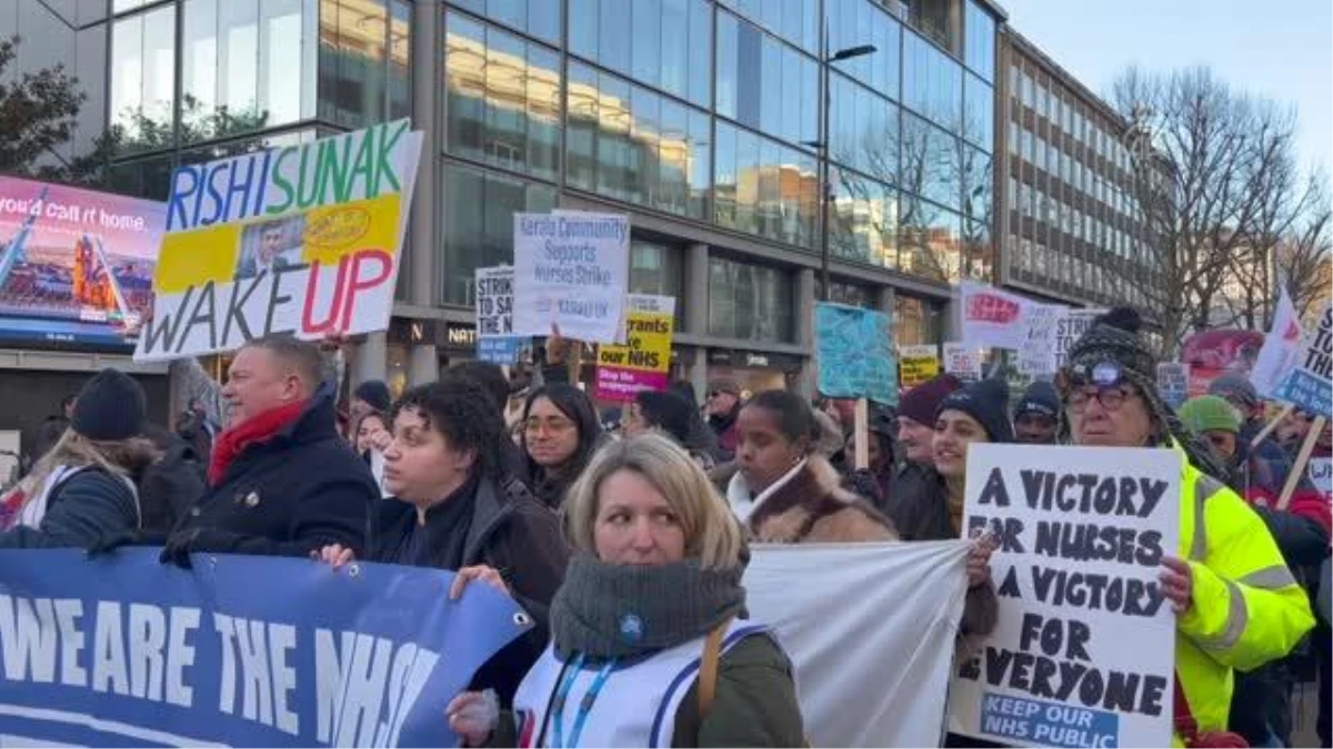 İngiltere\'de sağlık çalışanlarının grevine destek yürüyüşü düzenlendi