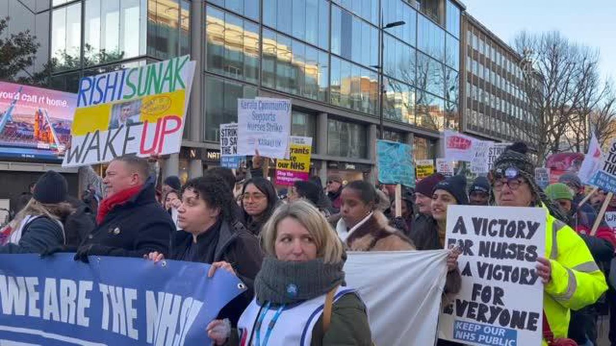 İngiltere'de sağlık çalışanlarının grevine destek yürüyüşü düzenlendi
