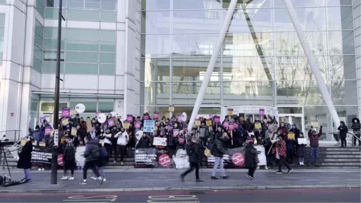İngiltere\'de yüzlerce kişi hükümetin sağlık politikasını protesto etti
