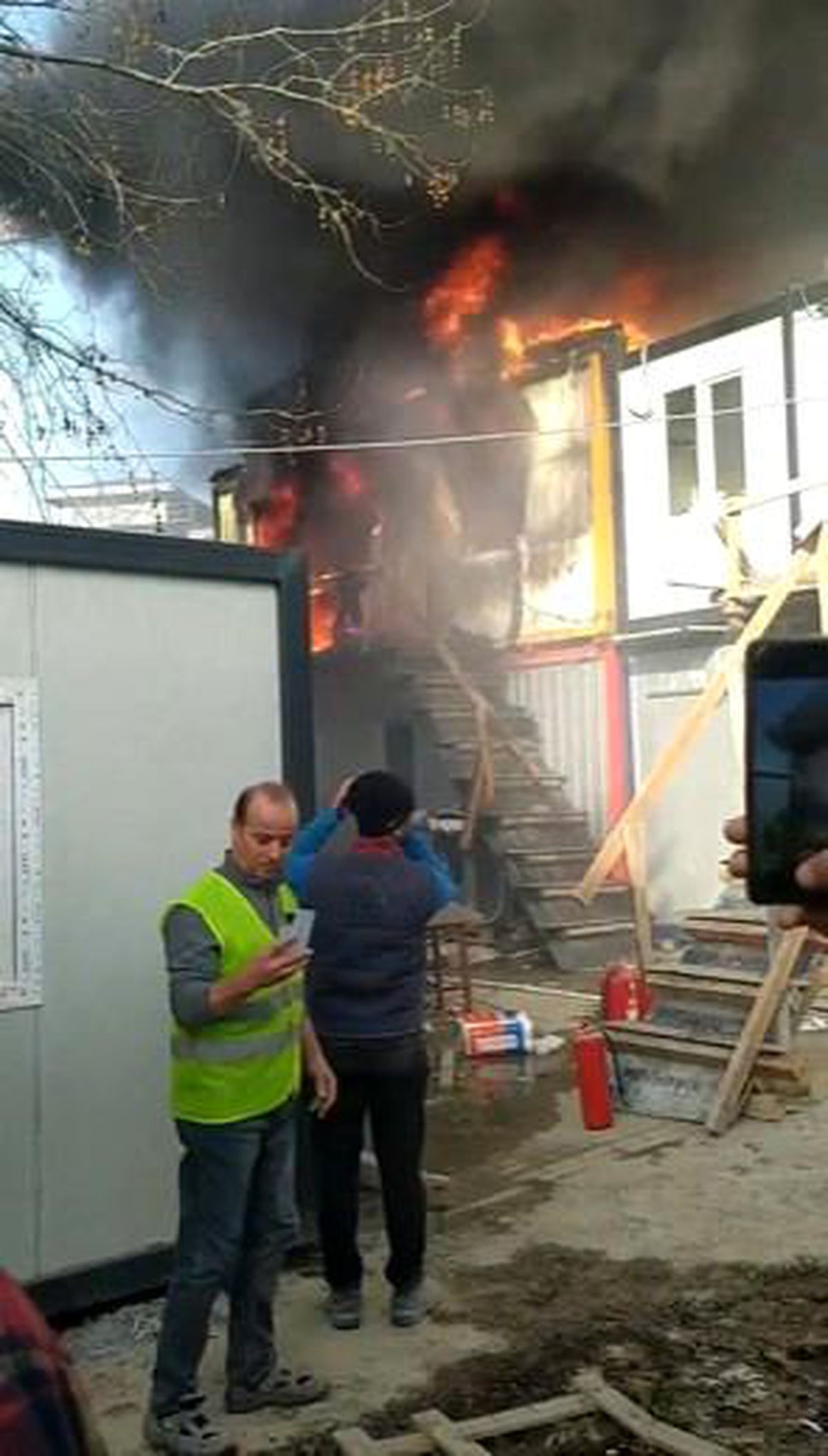 İşçilerin kaldığı konteyner alev alev yandı