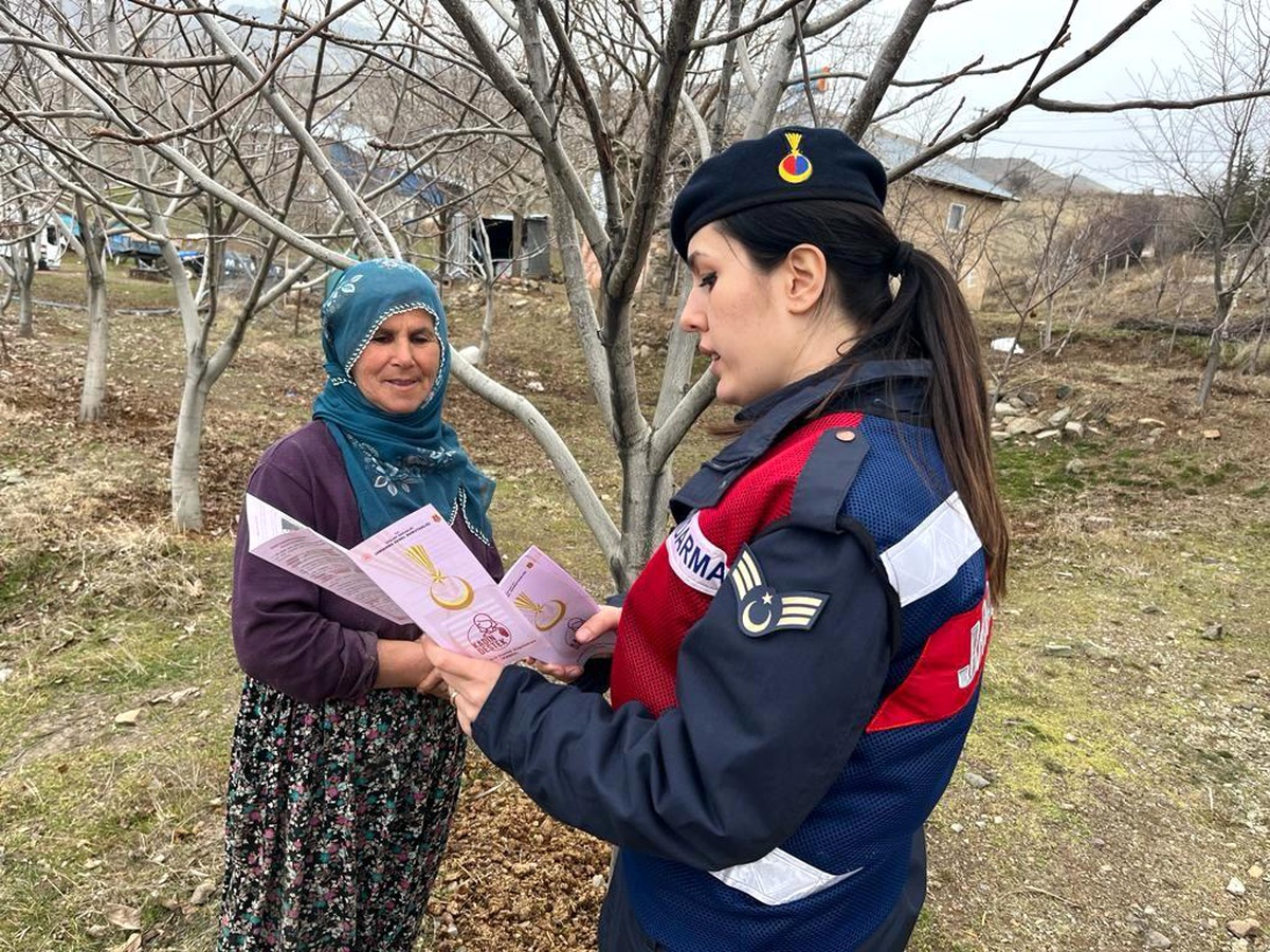 Jandarma, öğrenci ve vatandaşları bilgilendirdi