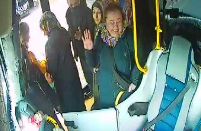 Kendisi ile tartışan yolculara küsen şoförün tepkisi, görenleri kahkahaya boğdu Kendisi ile tartışan yolculara küsen şoförün tepkisi, görenleri kahkahaya boğdu