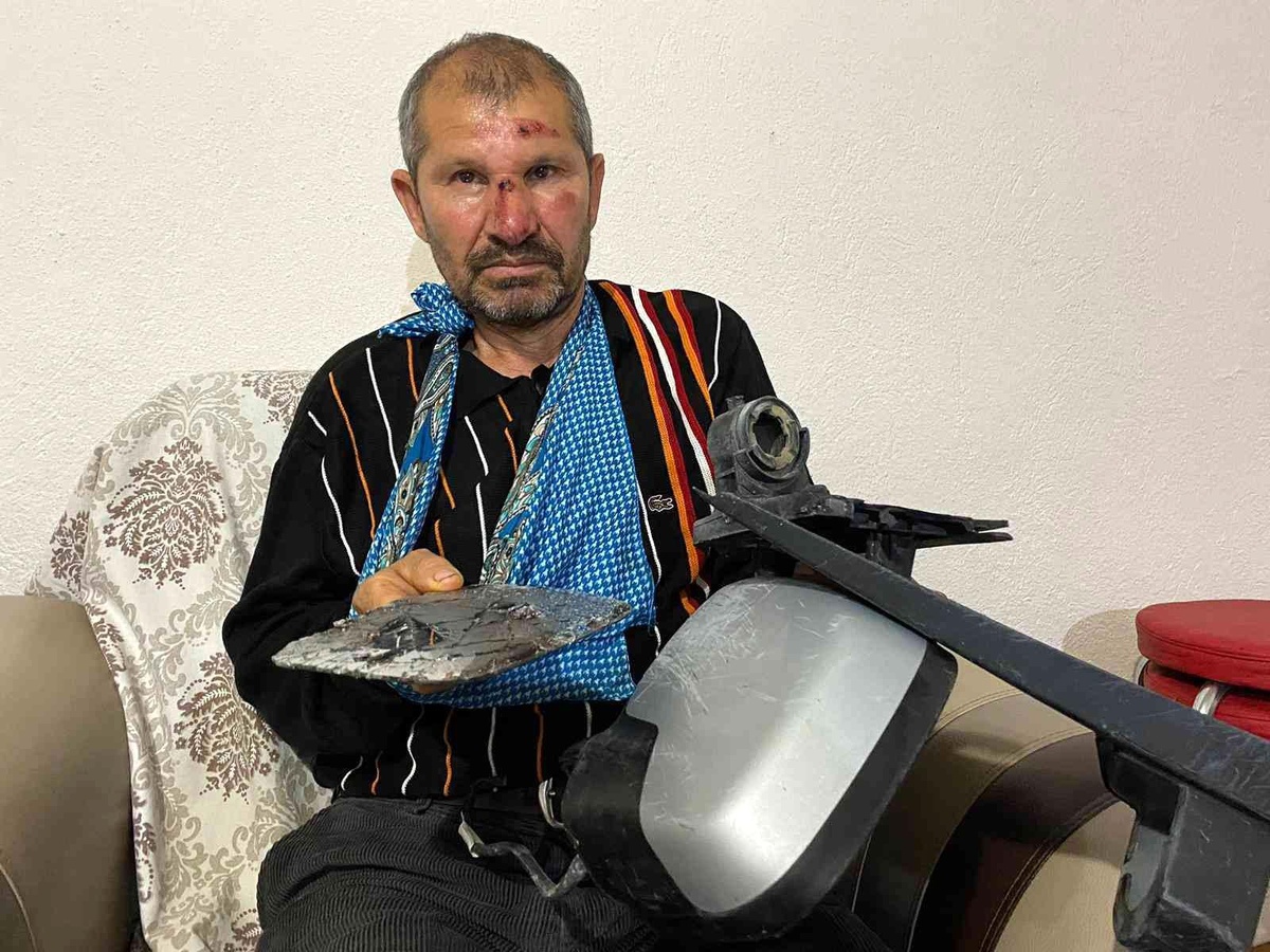 Kendisine çarpıp kaçan otomobilin parçalarını toplayıp şikayetçi oldu
