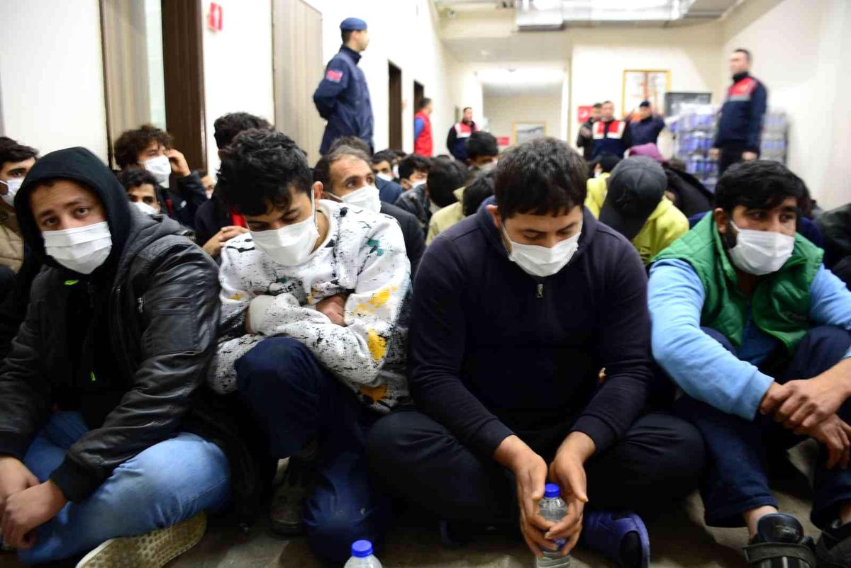 Kocaeli\'de 33 düzensiz göçmen sınır dışı edildi