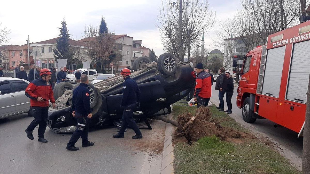 Kontrolden çıkan SUV araç refüje çarparak ters döndü: 1 yaralı