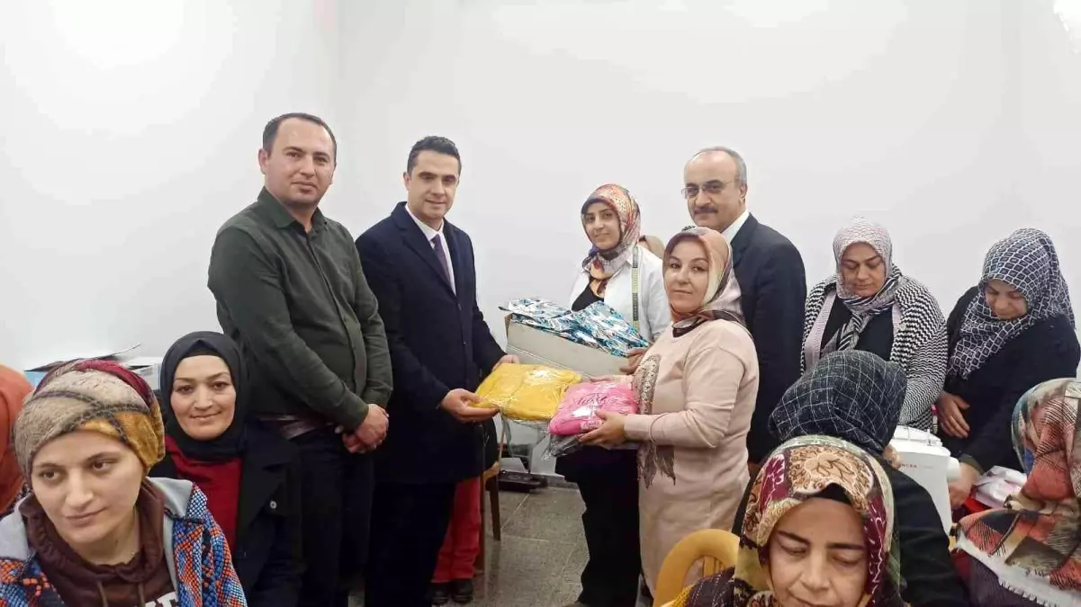 Kursiyerlerden ihtiyaç sahibi öğrencilere karne hediyesi