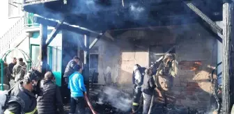 Kütahya'da samanlıkta çıkan yangında otomobil ve traktör kullanılamaz hale geldi