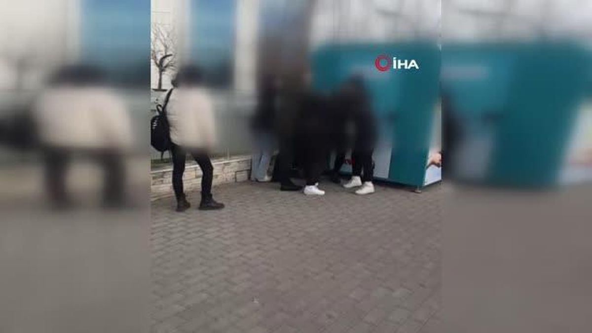 Liseli kızların, şok cihazlı kavgası kamerada
