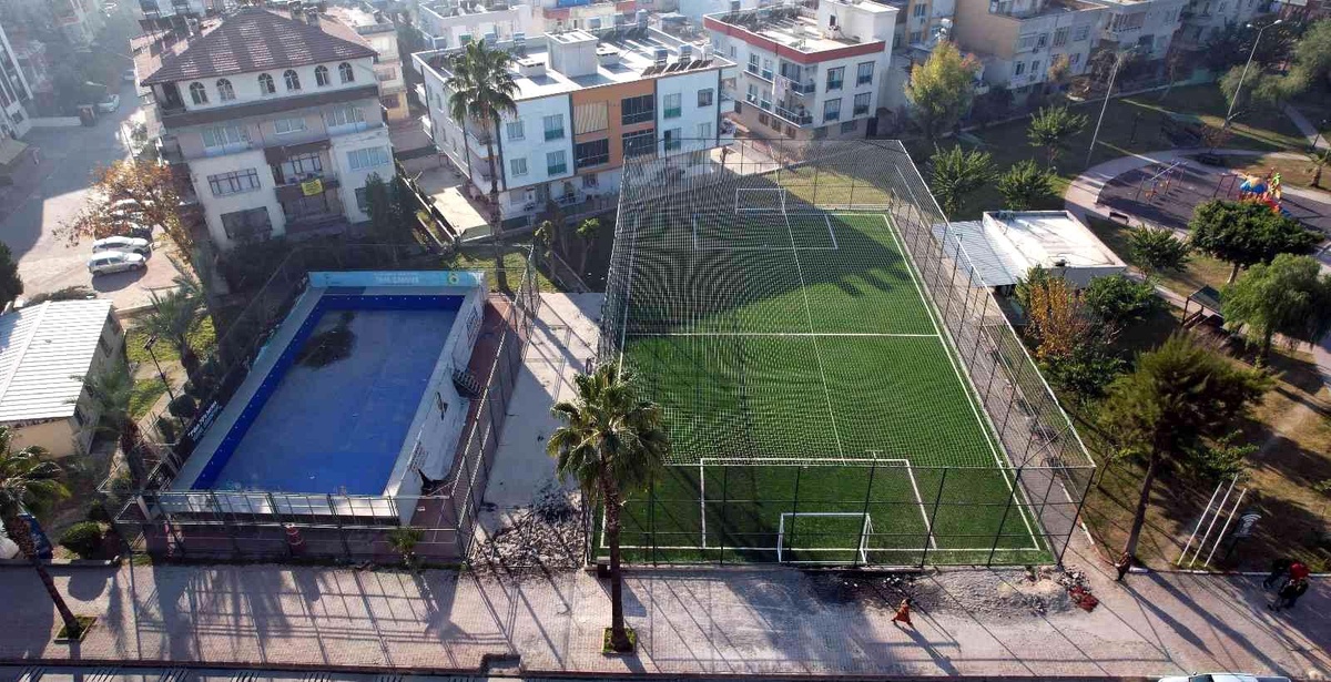 Madımak Parkı içindeki halı saha yenilendi