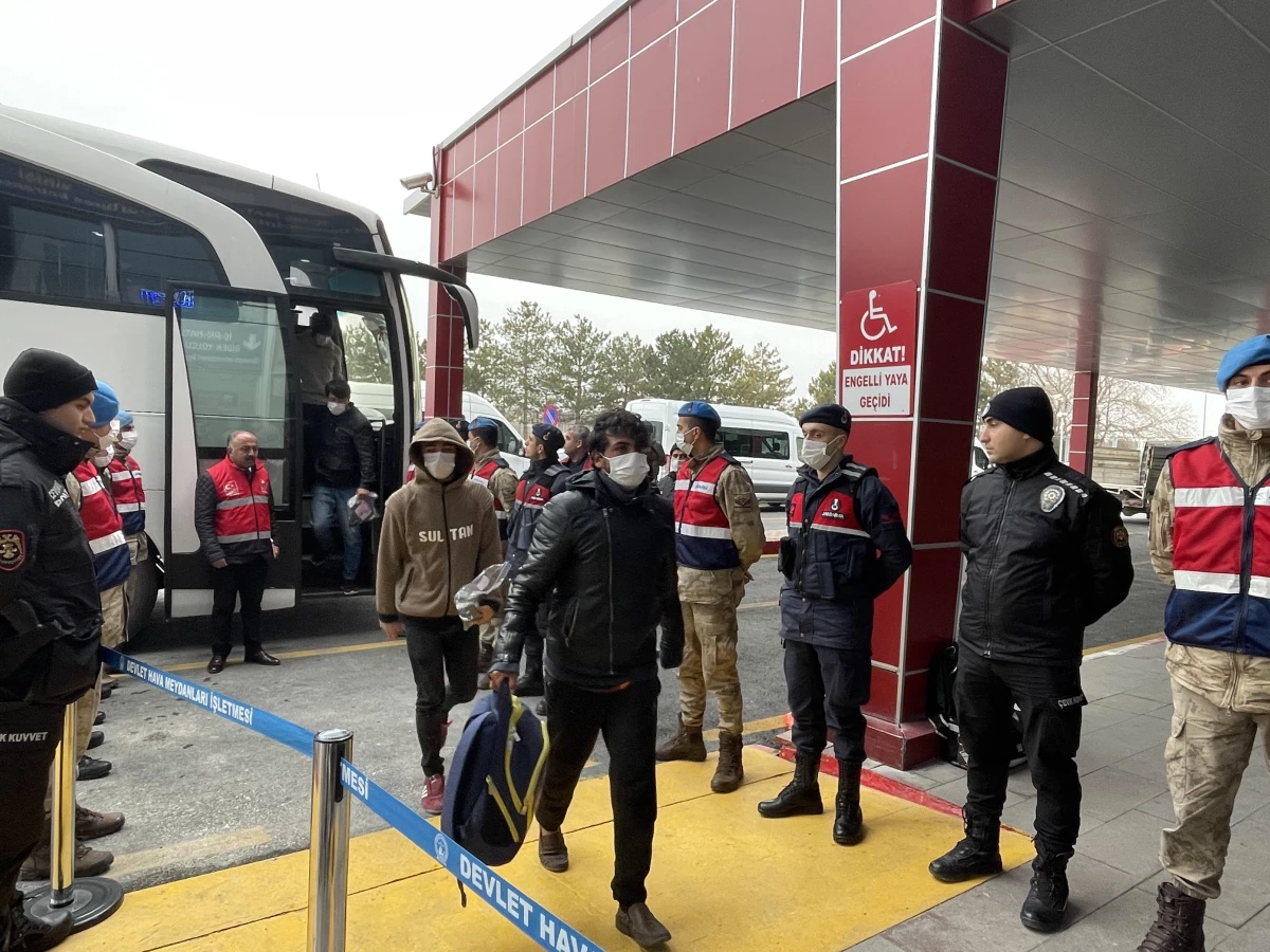 Malatya\'dan 227 göçmen sınır dışı edildi
