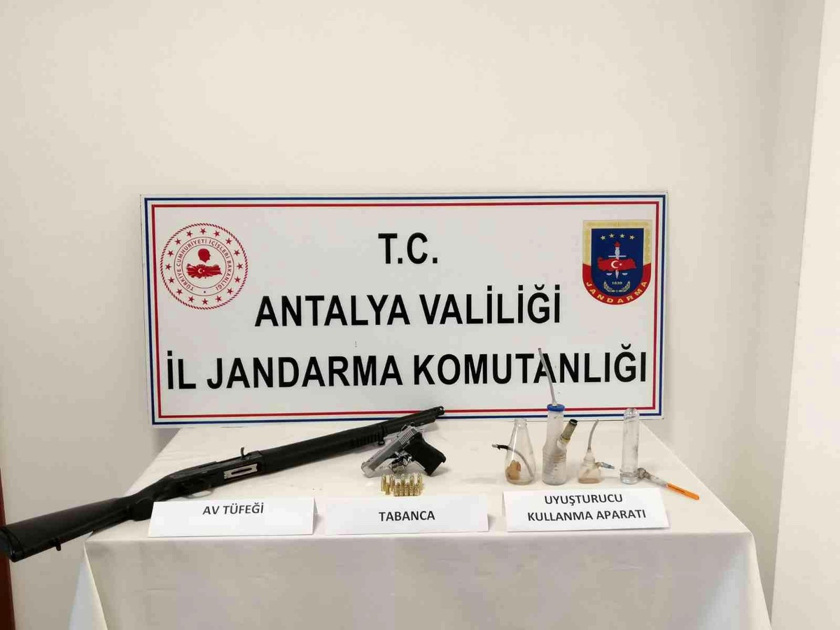 Manavgat\'ta uyuşturucu ve ruhsatsız silah ele geçildi