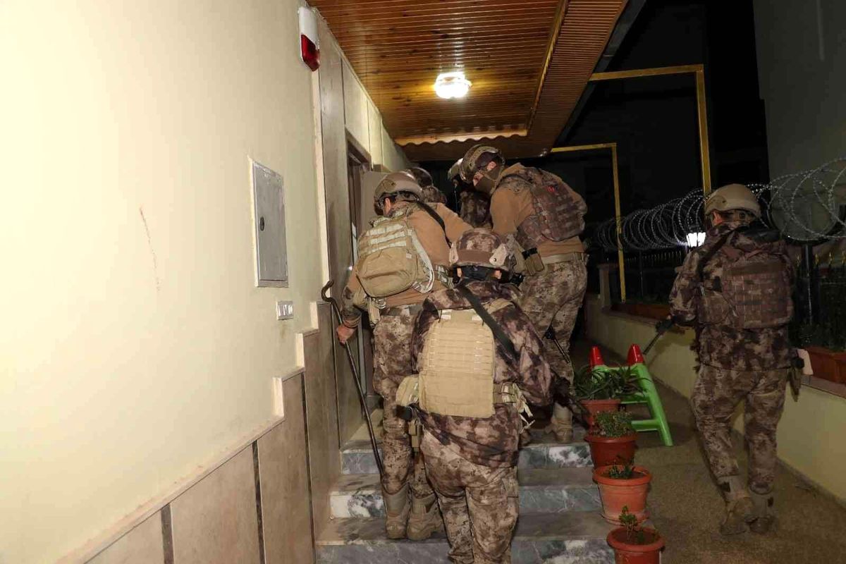 Mersin Tarsus\'ta dolandırıcılık operasyonu: 24 gözaltı