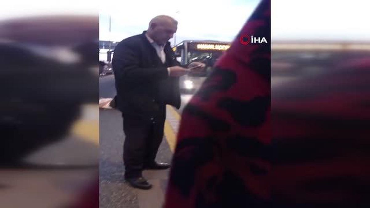 Metrobüs yoluna giren genç kazaya neden oldu: 4 yaralı