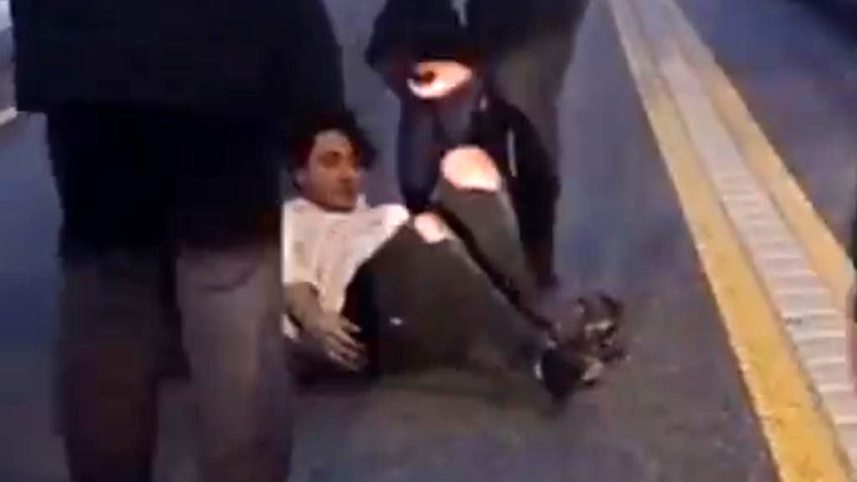 Metrobüs yoluna giren genç kazaya neden oldu: 4 yaralı