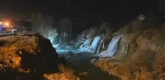 Muradiye Şelalesi gece görüntülendi