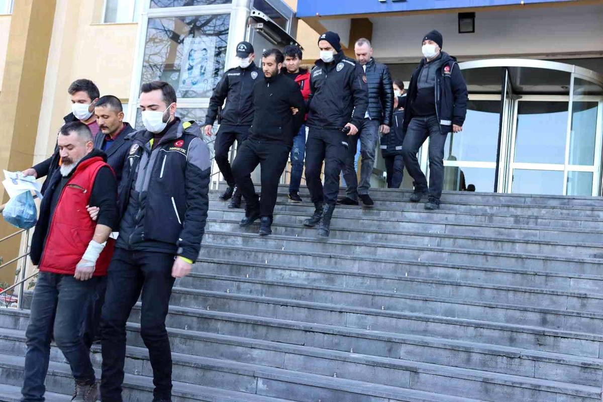 Narkotik ekipleri uyuşturucu tacirlerine göz açtırmıyor: 8 gözaltı
