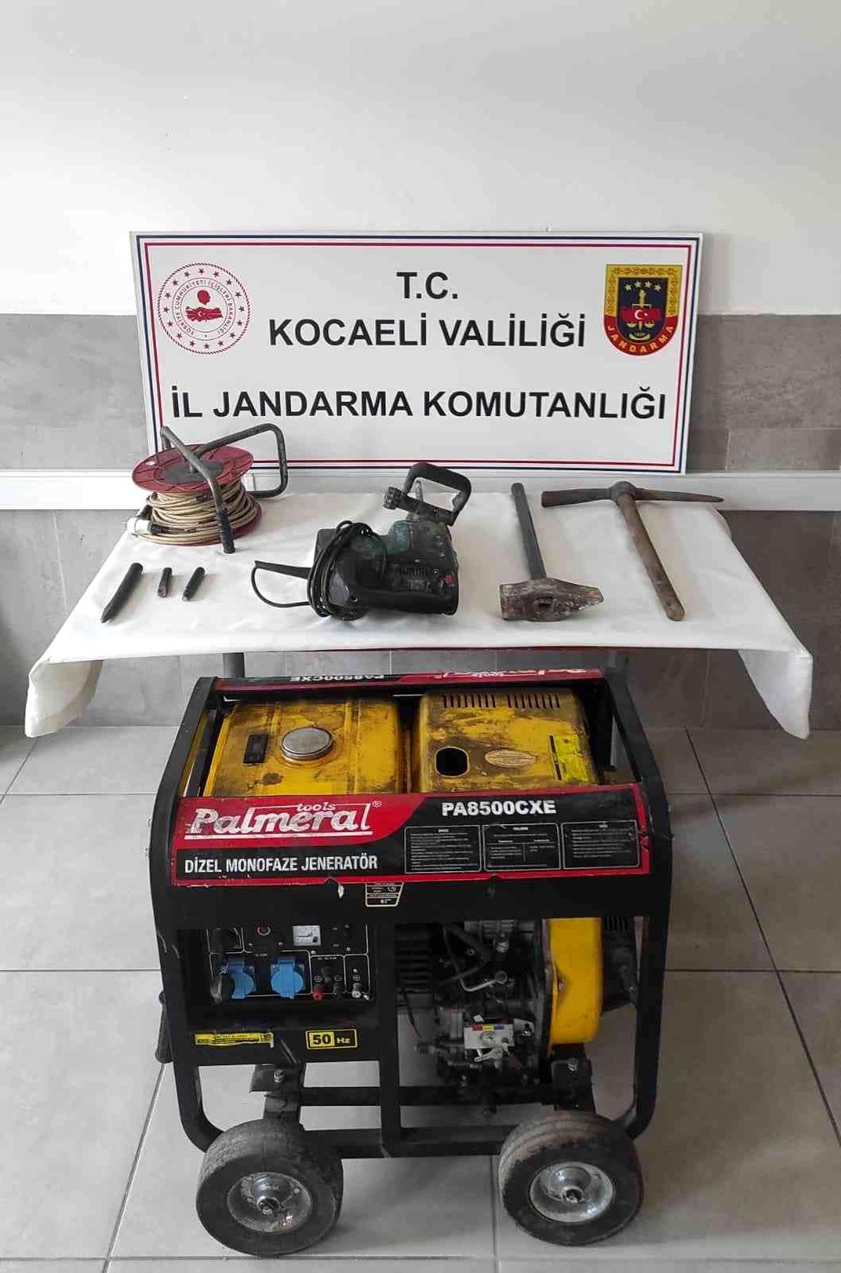 Ormanda define ararken jandarmaya suçüstü yakalandılar