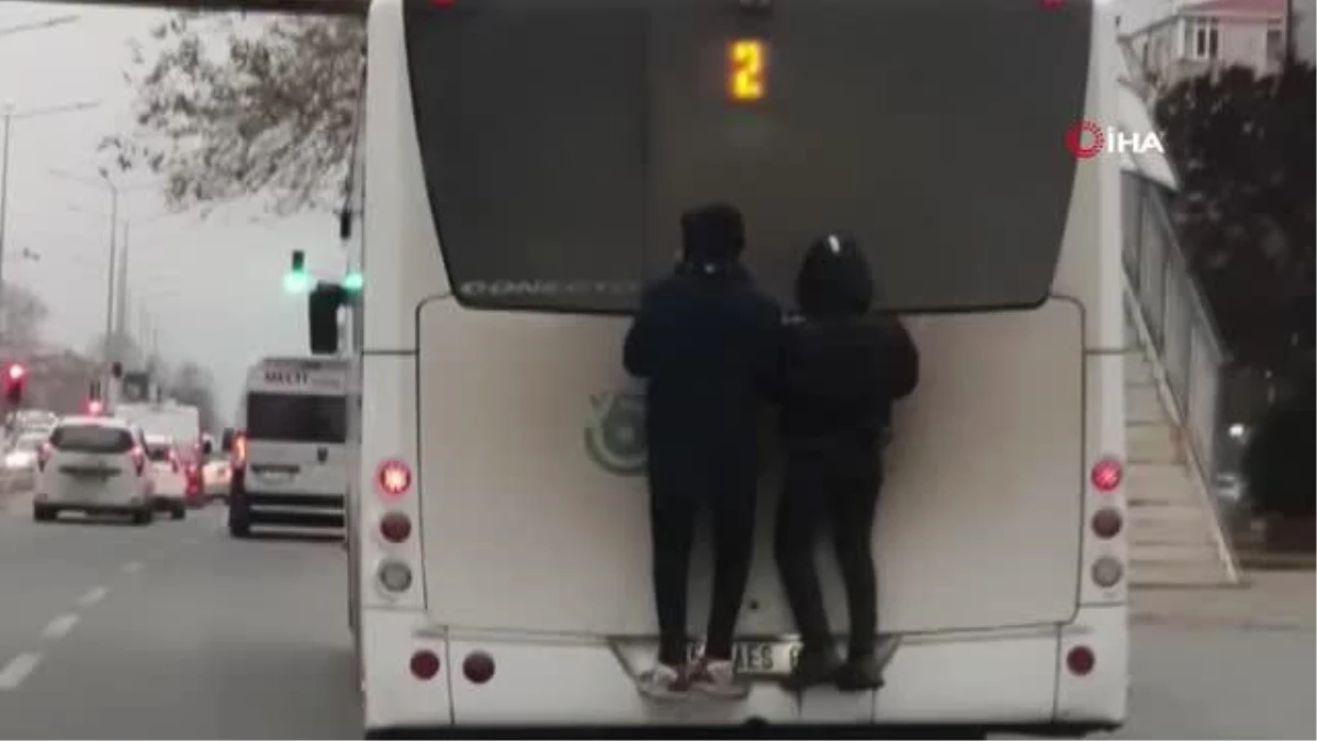 Otobüse tırmanan gençlerin tehlikeli yolculuğu kamerada