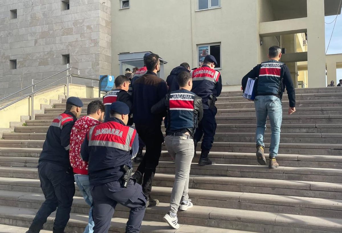Sakarya\'da DEAŞ operasyonunda yakalanan 3 şüpheli tutuklandı