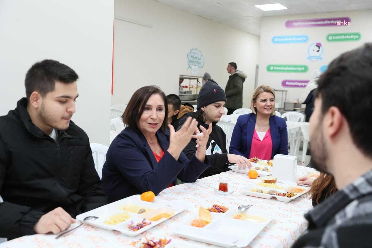 Selvi Kılıçdaroğlu, İzmit\'te \'Anne Eli\' Projesinden Yararlanan Gençlerin Sofrasına Konuk Oldu