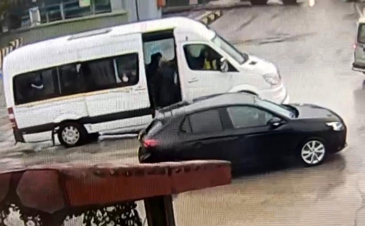Cadde ortasında akıl almaz olay! Görüntü sonrası servis şoförünün işine son verildi
