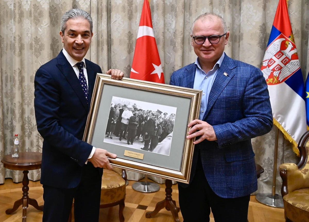 Sırbistan Ulaştırma Bakanı, Büyükelçi Aksoy\'a 85 yıllık Sabiha Gökçen fotoğrafı hediye etti