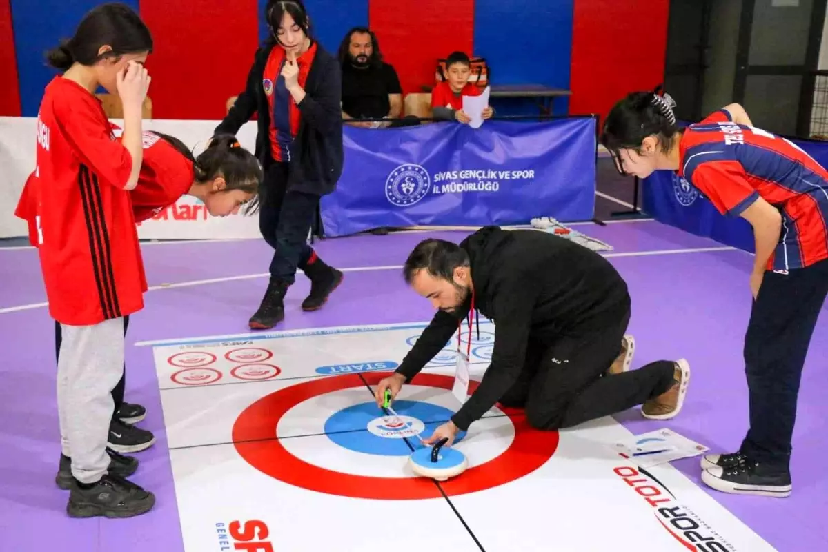 Sivas\'ta okullar Floor Curling de yarıştı