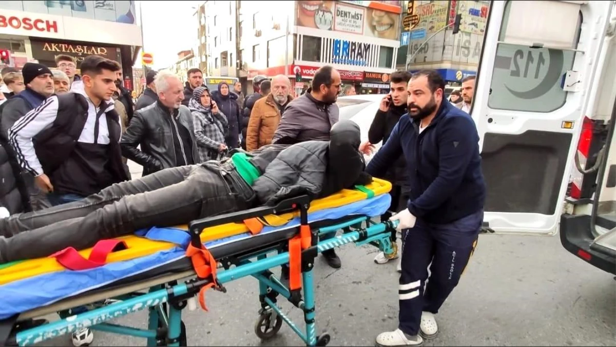 Sultangazi\'de otomobille çarpışan motosikletli kurye yaralandı
