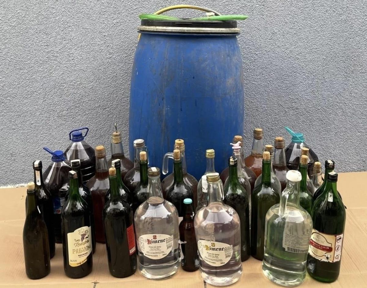 Tekirdağ\'da kaçak içki ele geçirilen evlerdeki 2 zanlı gözaltına alındı