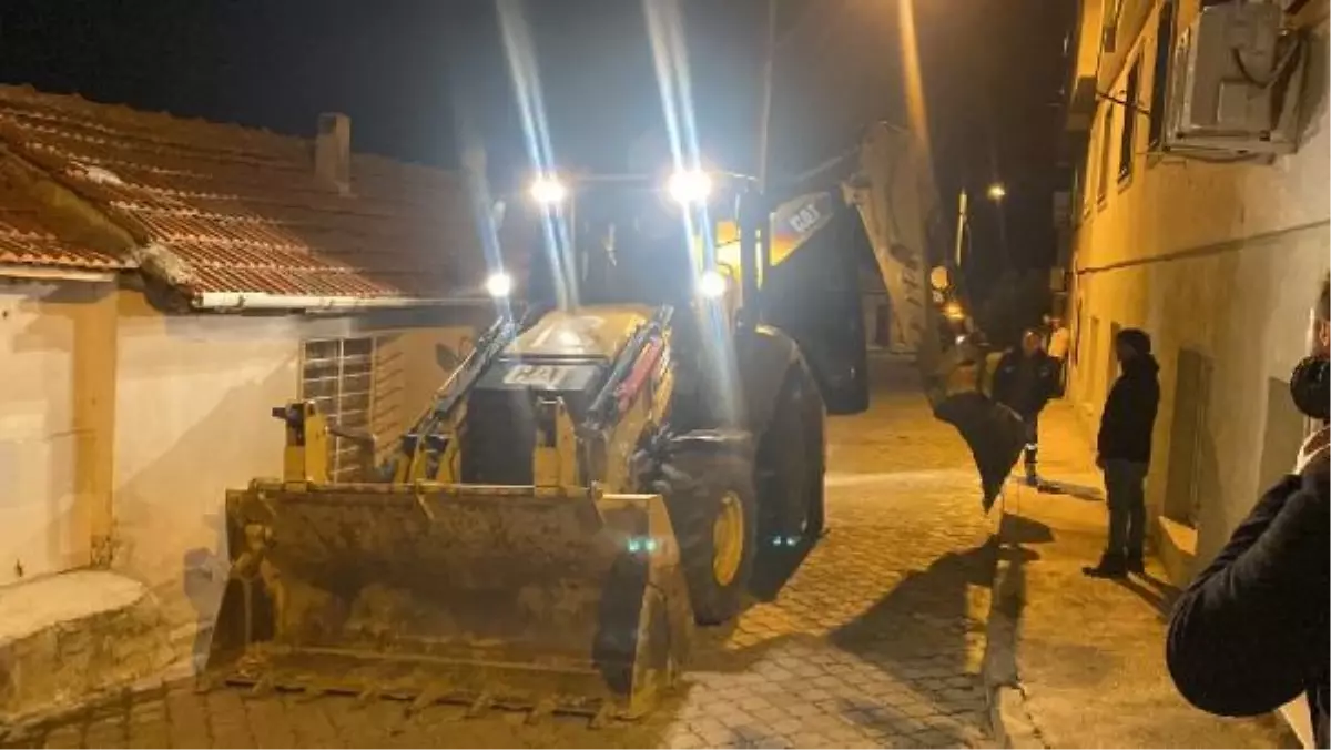 TURGUTLU\'DA İNŞAAT ALANINDA TOPRAK KAYMASI MEYDANA GELDİ, 4 EV BOŞALTILDI