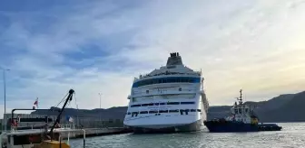 Usturmaçalara çarpan kruvaziyer, römorkör eşliğinde limana yanaştırıldı
