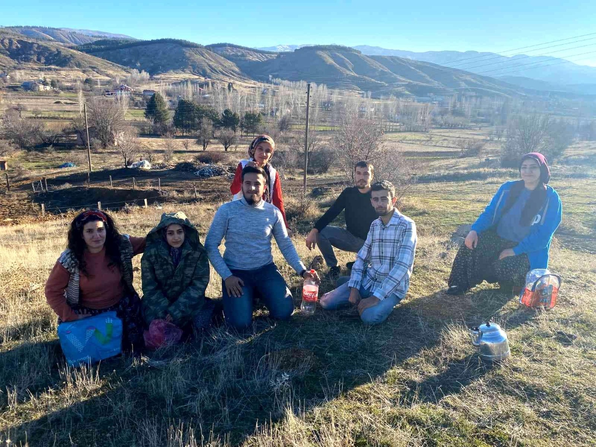 Yer aynı, arkadaşlar aynı, tarih farklı: Elazığ\'da 7 çocukluk arkadaşı, 18 yıl sonra aynı yerde buluşup ayını fotoğrafı çektirdi