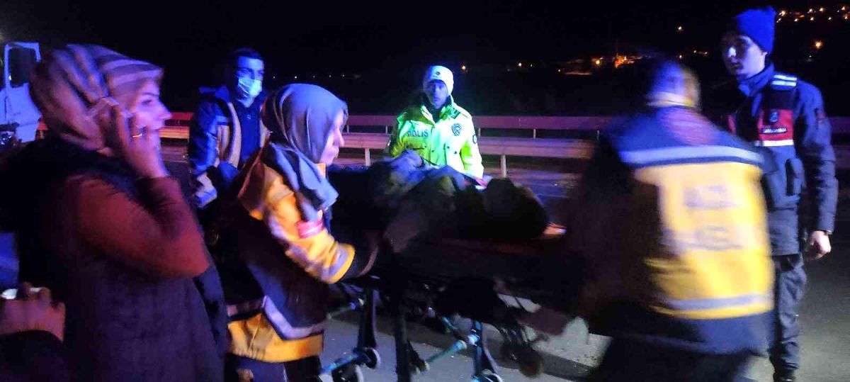 Yolda kalan sürücüye yardım etmek için duran karayolları ekibinin aracına tır çarptı: 3 yaralı