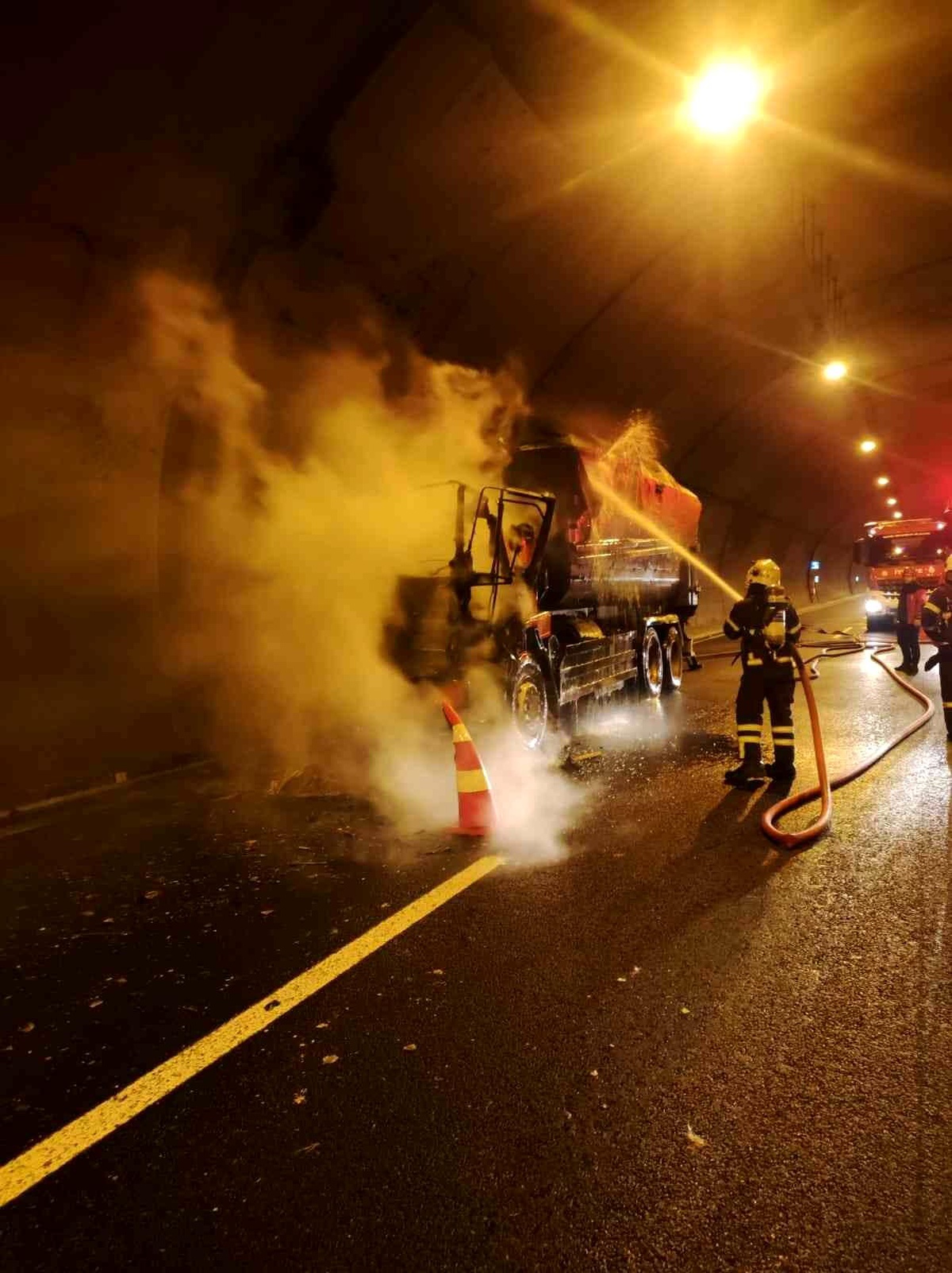 Alevlere teslim olan kamyon hurdaya döndü