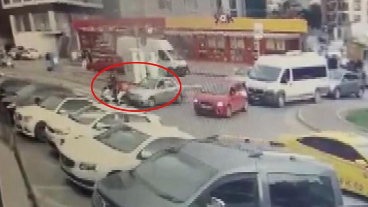 Trafikte dehşet kamerada! Otomobiliyle çarptığı kuryeyi böyle ezmeye çalıştı