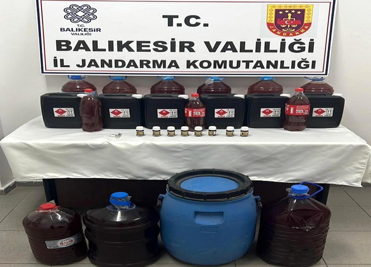 Ayvalık\'ta jandarma kaçak içkiye geçit vermiyor