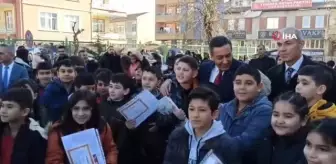 Bakan Yardımcısı Dere, mezun olduğu okuldaki öğrencilerin karne sevincine ortak oldu