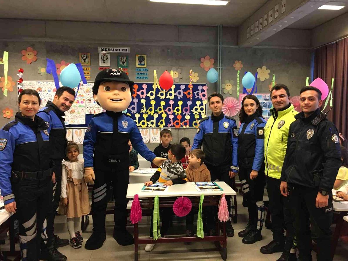 Bayrampaşa\'da polis maskotu \'Cesur\' karne dağıttı