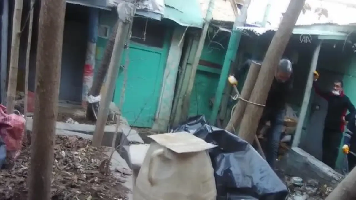 Bir evden 3 kamyon çöp çıkarıldı