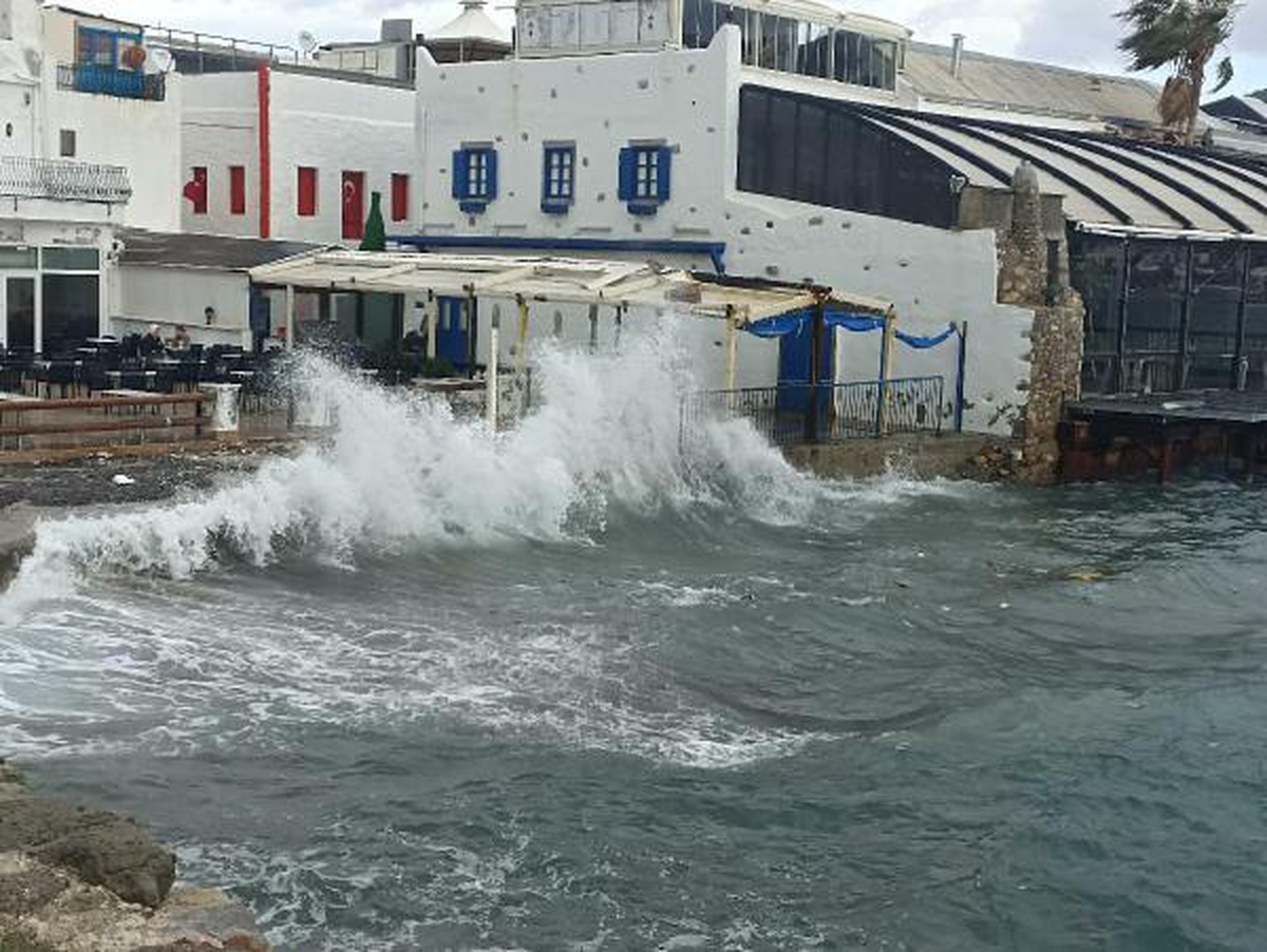 Bodrum\'da fırtına; dalgaların boyu 3 metreye ulaştı