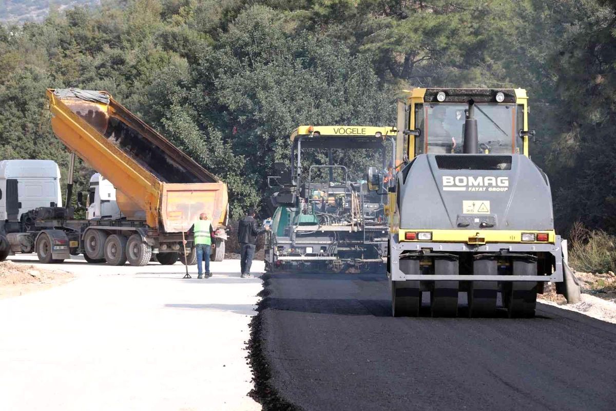 Bodrum Mümtaz Ataman Caddes\'inde sıcak asfalt dökümü devam ediyor