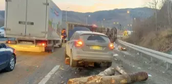 Bolu Dağı'nda tomruk yüklü kamyonun devrilmesi sonucu 2 kişi yaralandı