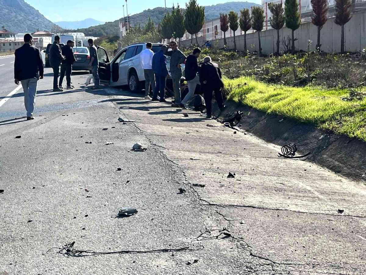 Bordür taşına çarpıp kanala giren otomobilin sürücüsü yaralandı