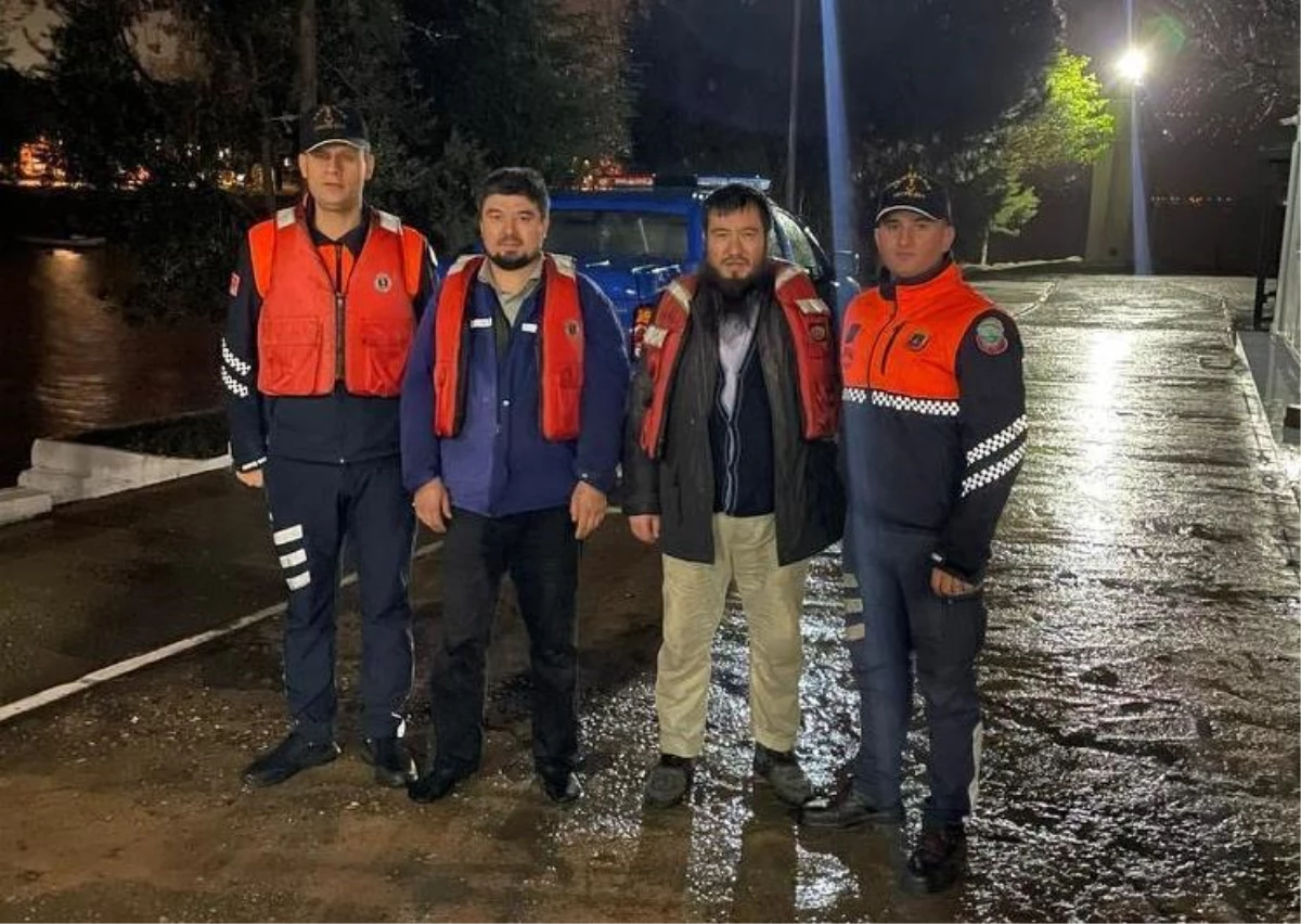 Bursa\'da İznik Gölü\'nde mahsur kalan 2 kişiyi jandarma kurtardı