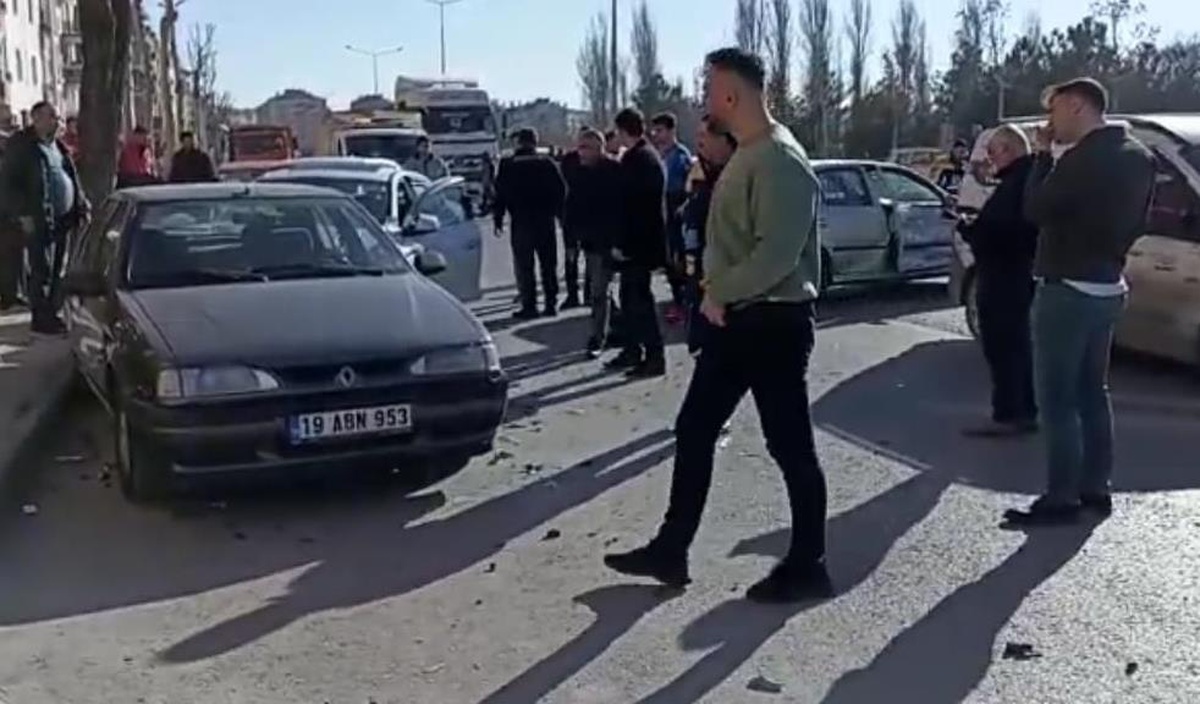 Çorum\'da zincirleme trafik kazasında 5 kişi yaralandı