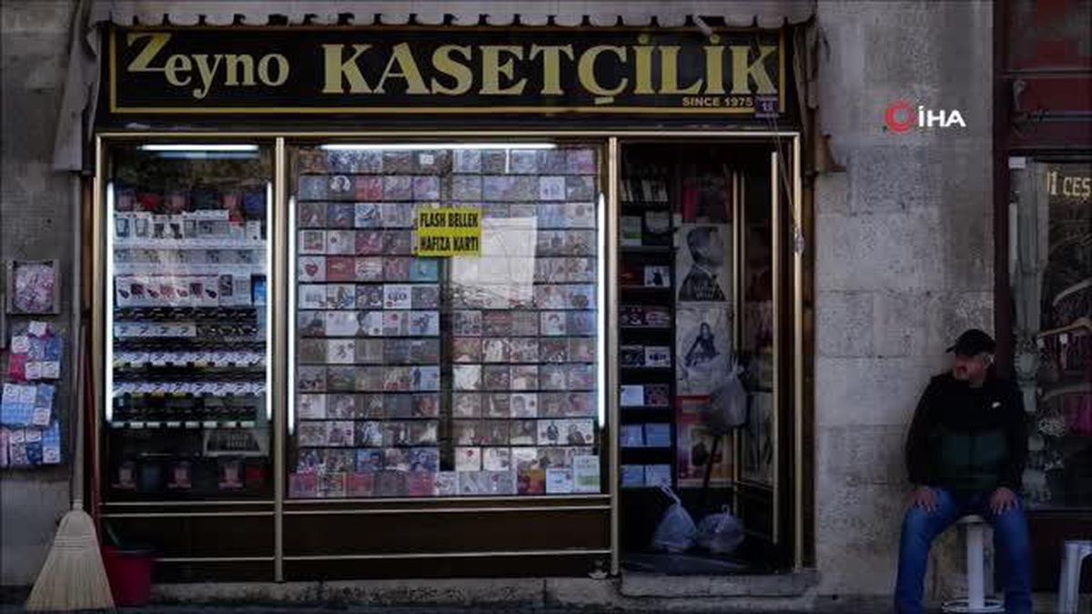 Edirne'nin tek kasetçisi müşterilerini adeta nostaljik yolculuğa çıkarıyor