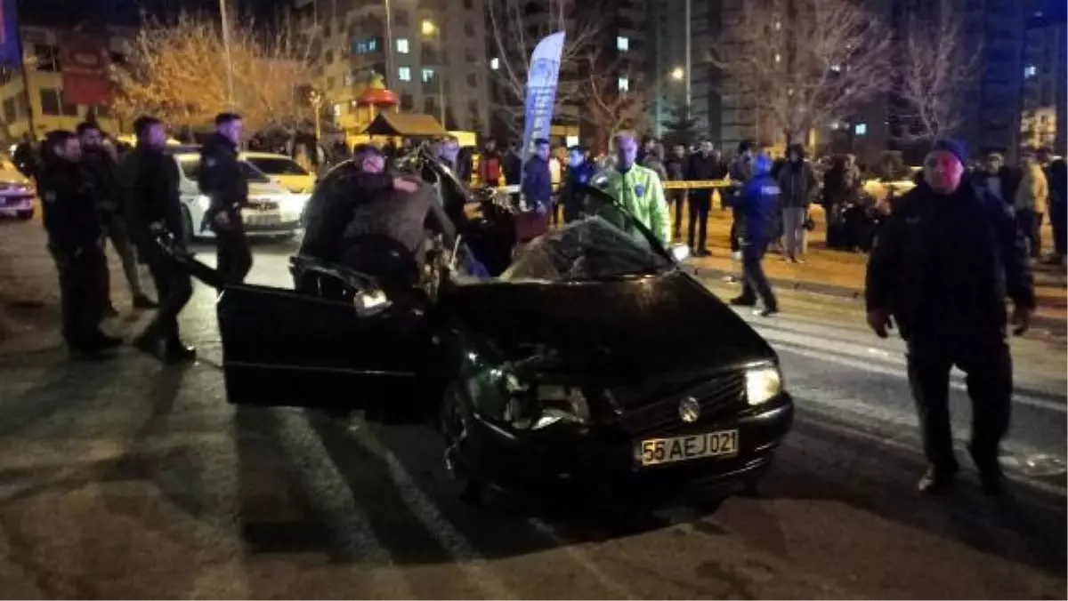 EHLİYETSİZ SÜRÜCÜNÜN KULLANDIĞI OTOMOBİL TIR\'A ÇARPTI 1 ÖLÜ, 2 YARALI