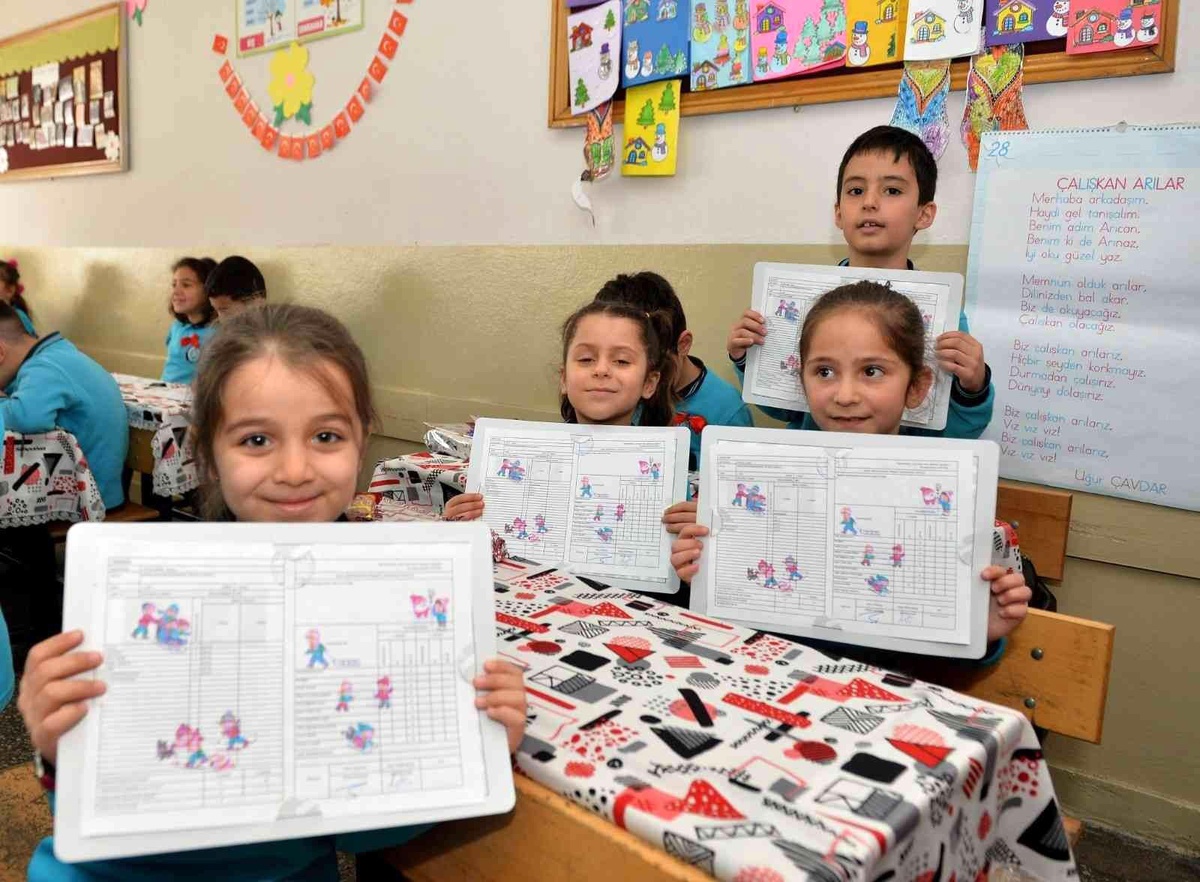 Erzurum\'da karne sevinci, 167 bin öğrenci karne aldı