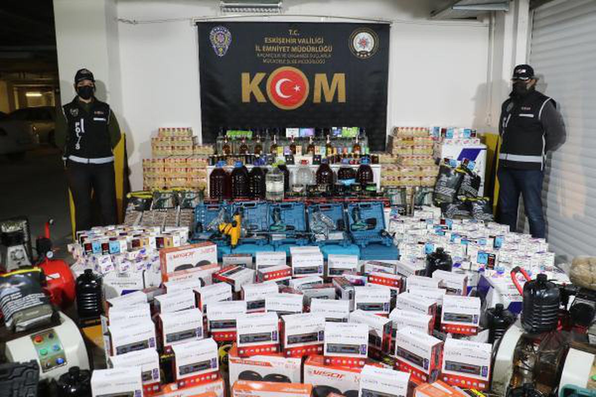 Eskişehir\'de \'kaçak sigara ile sahte içki\' operasyonu; 12 gözaltı